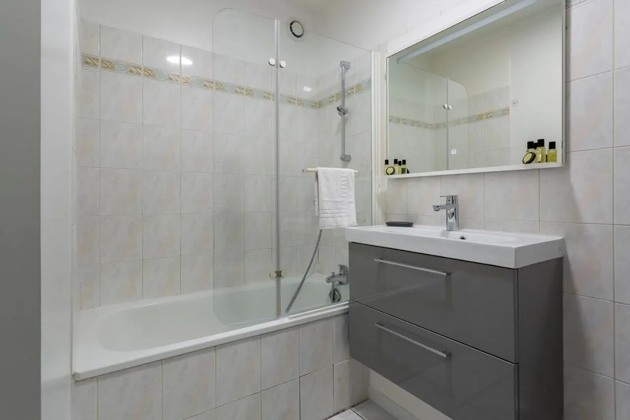 Studio Abondance - Proche Garemetrobus - Calme Apartment Lyon 0*,  France